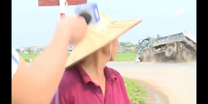 Tai nạn giao thông lọt ngay ống kính phóng viên đang ghi hình - Ảnh 2. Tai nạn giao thông lọt ngay ống kính phóng viên đang ghi hình - Ảnh 2.