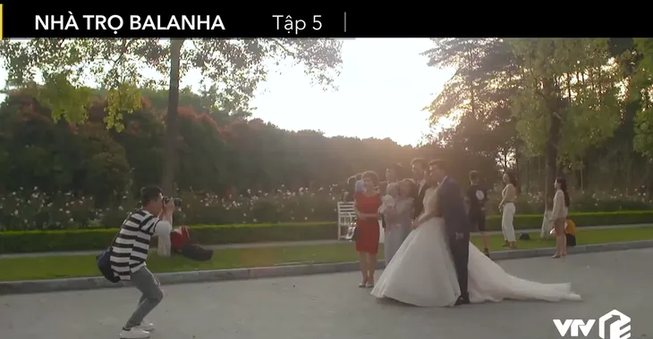 Nhà trọ Balanha - Tập 5: Vừa giả vờ làm người yêu, Lâm và Hân đã phải tổ chức đám cưới - Ảnh 5. Nhà trọ Balanha - Tập 5: Vừa giả vờ làm người yêu, Lâm và Hân đã phải tổ chức đám cưới - Ảnh 5.