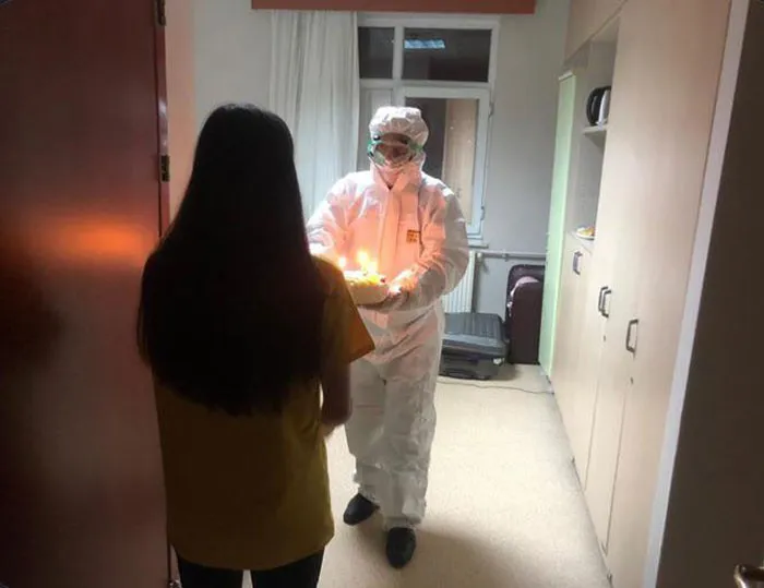 Hình ảnh muôn kiểu sinh nhật khi phải cách ly thời dịch COVID-19 - Ảnh 12. Hình ảnh muôn kiểu sinh nhật khi phải cách ly thời dịch COVID-19 - Ảnh 12.