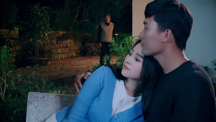 Nước mắt loài cỏ dại - Tập 37: Ông Thành tận mắt nhìn Dạ Thảo sà vào lòng Khang - Ảnh 2. Nước mắt loài cỏ dại - Tập 37: Ông Thành tận mắt nhìn Dạ Thảo sà vào lòng Khang - Ảnh 2.
