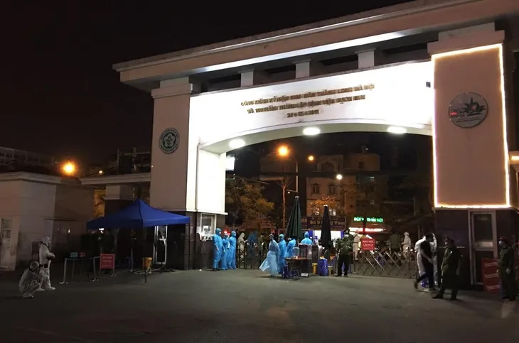 Binh chủng Hóa học phun khử trùng tiêu độc Bệnh viện Bạch Mai - Ảnh 1.