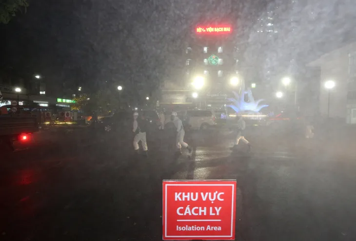 Binh chủng Hóa học phun khử trùng tiêu độc Bệnh viện Bạch Mai - Ảnh 4.