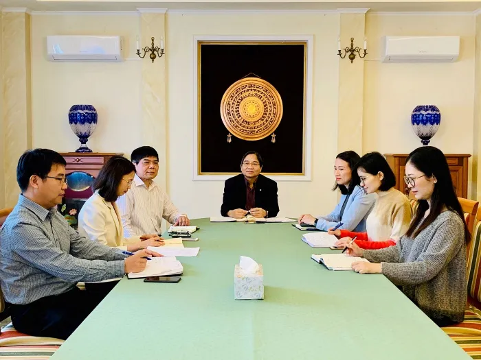 Đại sứ Việt Nam tại Ba Lan: Bảo hộ công dân trong dịch COVID-19 cần sự thấu hiểu và phối hợp chặt chẽ - Ảnh 2. Đại sứ Việt Nam tại Ba Lan: Bảo hộ công dân trong dịch COVID-19 cần sự thấu hiểu và phối hợp chặt chẽ - Ảnh 2.