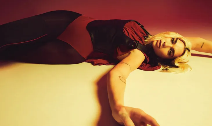 Dua Lipa khoe vẻ sexy trên Vogue - Ảnh 4. Dua Lipa khoe vẻ sexy trên Vogue - Ảnh 4.