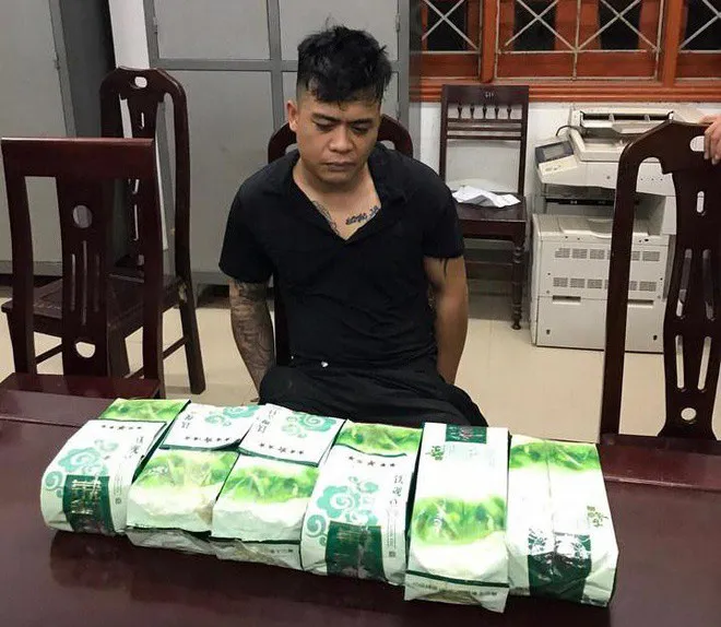 Đối tượng vận chuyển 6kg ma túy liều lĩnh tông thẳng xe vào cảnh sát - Ảnh 1. Đối tượng vận chuyển 6kg ma túy liều lĩnh tông thẳng xe vào cảnh sát - Ảnh 1.