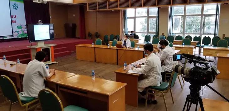 Ê-kíp làm phim tài liệu của VTV7 chính thức bấm máy tại bệnh viện Bạch Mai! - Ảnh 1. Ê-kíp làm phim tài liệu của VTV7 chính thức bấm máy tại bệnh viện Bạch Mai! - Ảnh 1.