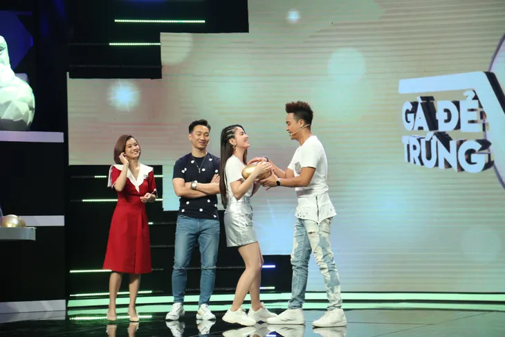 Gà đẻ trứng vàng: Tú Vi thừa nhận chỉ giỏi đếm tiền cát xê của Văn Anh - Ảnh 5. Gà đẻ trứng vàng: Tú Vi thừa nhận chỉ giỏi đếm tiền cát xê của Văn Anh - Ảnh 5.