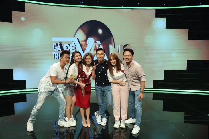 Gà đẻ trứng vàng: Tú Vi thừa nhận chỉ giỏi đếm tiền cát xê của Văn Anh - Ảnh 1. Gà đẻ trứng vàng: Tú Vi thừa nhận chỉ giỏi đếm tiền cát xê của Văn Anh - Ảnh 1.