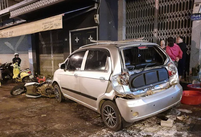 Xe ben trôi tự do gây tai nạn liên hoàn - Ảnh 1. Xe ben trôi tự do gây tai nạn liên hoàn - Ảnh 1.