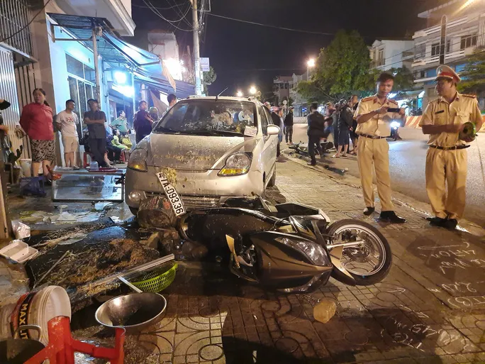 Xe ben trôi tự do gây tai nạn liên hoàn - Ảnh 3. Xe ben trôi tự do gây tai nạn liên hoàn - Ảnh 3.