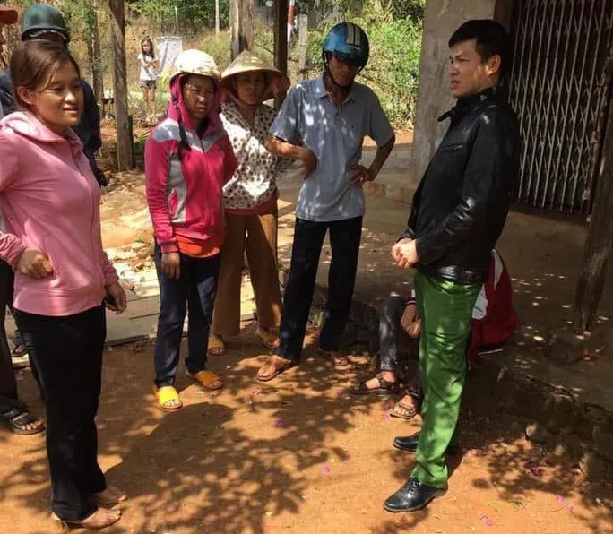 Học sinh lớp 8 dùng dao đe dọa cướp điện thoại người đi đường - Ảnh 1. Học sinh lớp 8 dùng dao đe dọa cướp điện thoại người đi đường - Ảnh 1.