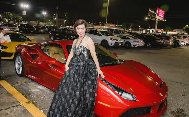 Ca sĩ Nguyễn Hồng Nhung đi sự kiện bằng siêu xe Ferrari 11 tỷ - Ảnh 2. Ca sĩ Nguyễn Hồng Nhung đi sự kiện bằng siêu xe Ferrari 11 tỷ - Ảnh 2.