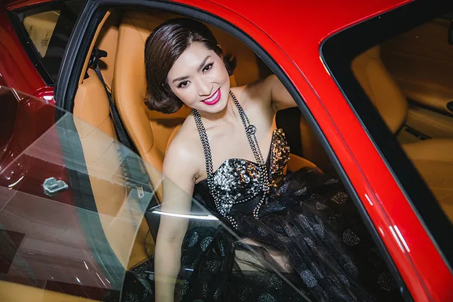 Ca sĩ Nguyễn Hồng Nhung đi sự kiện bằng siêu xe Ferrari 11 tỷ - Ảnh 1. Ca sĩ Nguyễn Hồng Nhung đi sự kiện bằng siêu xe Ferrari 11 tỷ - Ảnh 1.