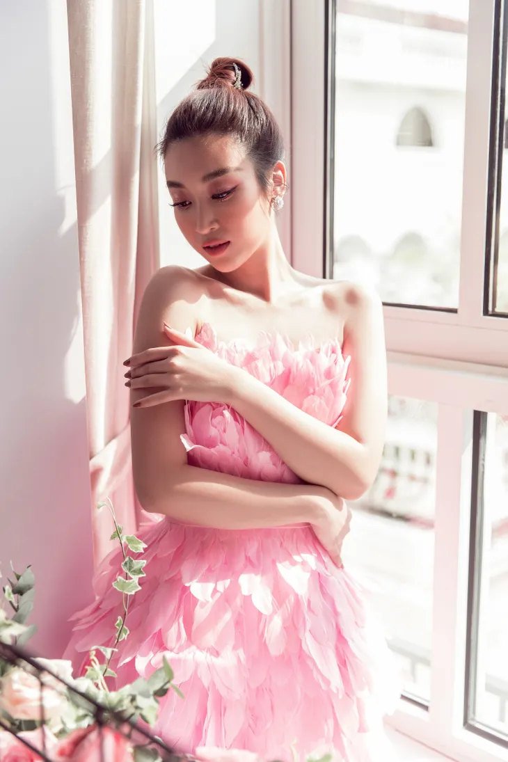 Đỗ Mỹ Linh diện váy độc lạ, đọ sắc bên Lương Thùy Linh và Tường San - Ảnh 6. Đỗ Mỹ Linh diện váy độc lạ, đọ sắc bên Lương Thùy Linh và Tường San - Ảnh 6.