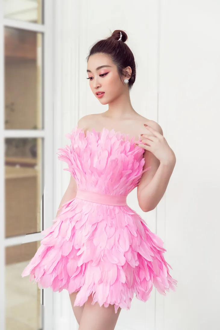Đỗ Mỹ Linh diện váy độc lạ, đọ sắc bên Lương Thùy Linh và Tường San - Ảnh 3. Đỗ Mỹ Linh diện váy độc lạ, đọ sắc bên Lương Thùy Linh và Tường San - Ảnh 3.