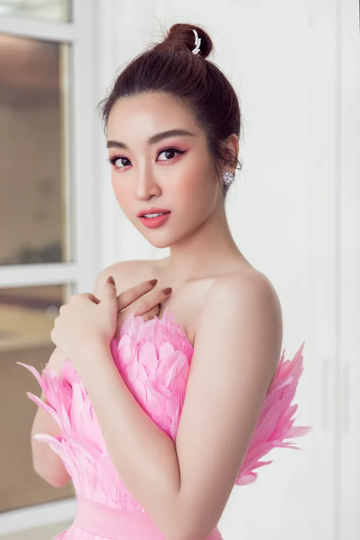 Đỗ Mỹ Linh diện váy độc lạ, đọ sắc bên Lương Thùy Linh và Tường San - Ảnh 7. Đỗ Mỹ Linh diện váy độc lạ, đọ sắc bên Lương Thùy Linh và Tường San - Ảnh 7.