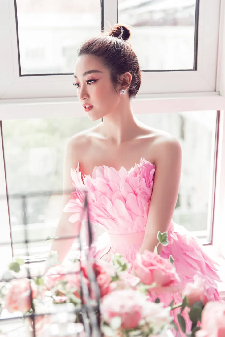 Đỗ Mỹ Linh diện váy độc lạ, đọ sắc bên Lương Thùy Linh và Tường San - Ảnh 8. Đỗ Mỹ Linh diện váy độc lạ, đọ sắc bên Lương Thùy Linh và Tường San - Ảnh 8.