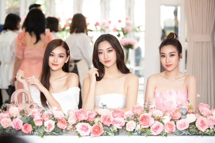 Đỗ Mỹ Linh diện váy độc lạ, đọ sắc bên Lương Thùy Linh và Tường San - Ảnh 2. Đỗ Mỹ Linh diện váy độc lạ, đọ sắc bên Lương Thùy Linh và Tường San - Ảnh 2.
