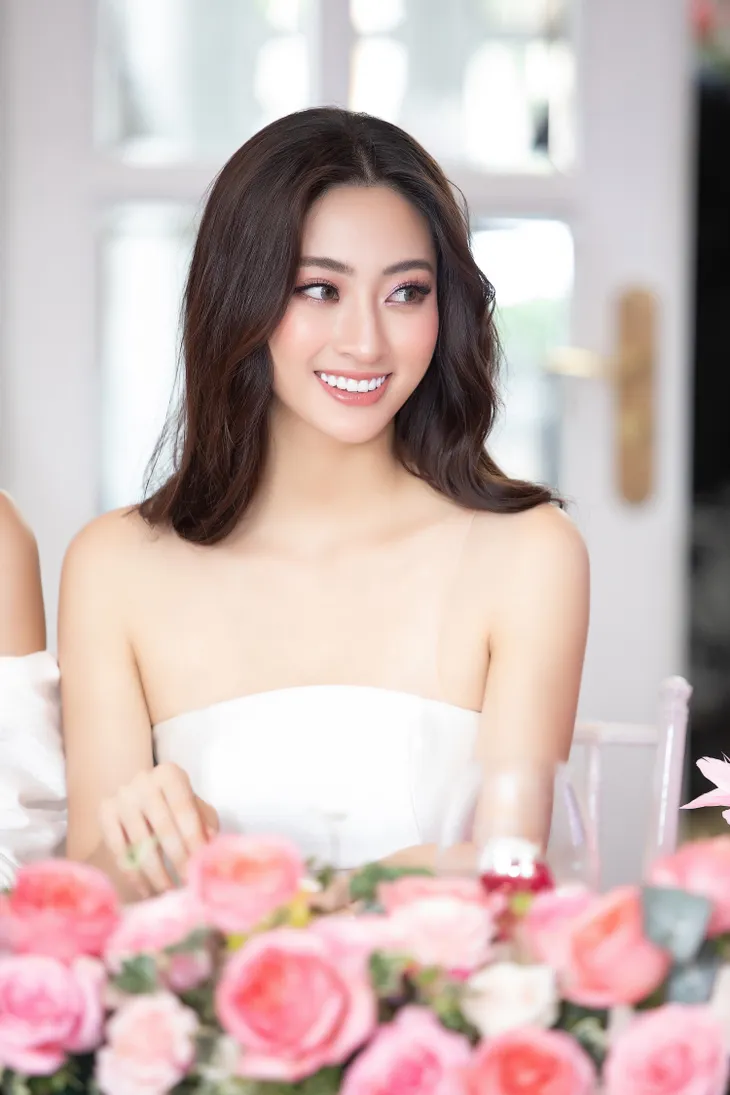 Đỗ Mỹ Linh diện váy độc lạ, đọ sắc bên Lương Thùy Linh và Tường San - Ảnh 12. Đỗ Mỹ Linh diện váy độc lạ, đọ sắc bên Lương Thùy Linh và Tường San - Ảnh 12.
