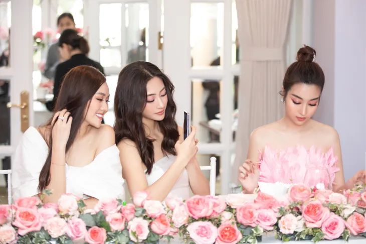 Đỗ Mỹ Linh diện váy độc lạ, đọ sắc bên Lương Thùy Linh và Tường San - Ảnh 9. Đỗ Mỹ Linh diện váy độc lạ, đọ sắc bên Lương Thùy Linh và Tường San - Ảnh 9.