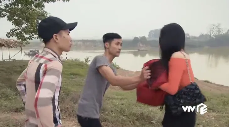 Cô gái nhà người ta - Tập 21: Moi được 150 triệu từ ông Tài, Đào lại bị Cường cướp trắng trợn - Ảnh 8. Cô gái nhà người ta - Tập 21: Moi được 150 triệu từ ông Tài, Đào lại bị Cường cướp trắng trợn - Ảnh 8.