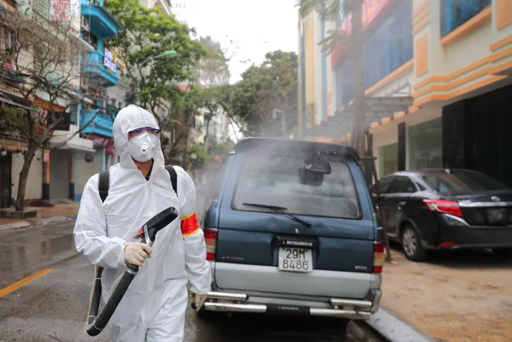 Binh chủng Hóa học phun thuốc tiêu độc, khử trùng khu vực phố Trúc Bạch, Hà Nội - Ảnh 3. Binh chủng Hóa học phun thuốc tiêu độc, khử trùng khu vực phố Trúc Bạch, Hà Nội - Ảnh 3.