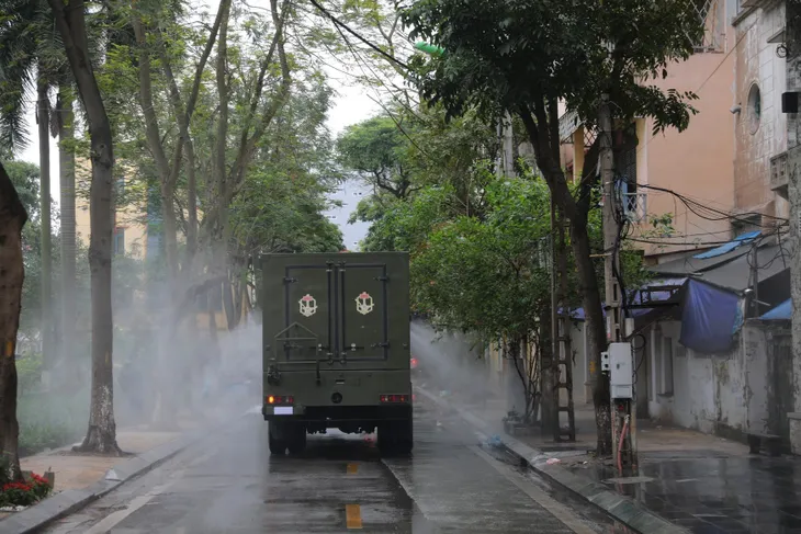 Binh chủng Hóa học phun thuốc tiêu độc, khử trùng khu vực phố Trúc Bạch, Hà Nội - Ảnh 6. Binh chủng Hóa học phun thuốc tiêu độc, khử trùng khu vực phố Trúc Bạch, Hà Nội - Ảnh 6.