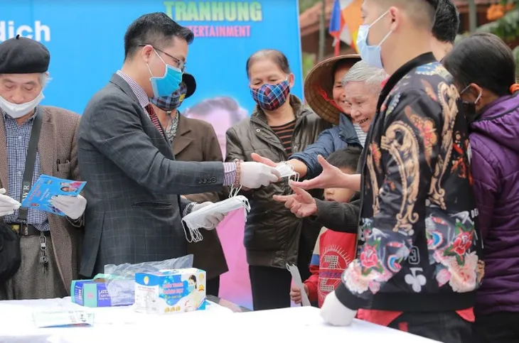 Nhạc sĩ Trần Hùng phát hơn 4.000 khẩu trang miễn phí chống dịch COVID-19 - Ảnh 1. Nhạc sĩ Trần Hùng phát hơn 4.000 khẩu trang miễn phí chống dịch COVID-19 - Ảnh 1.