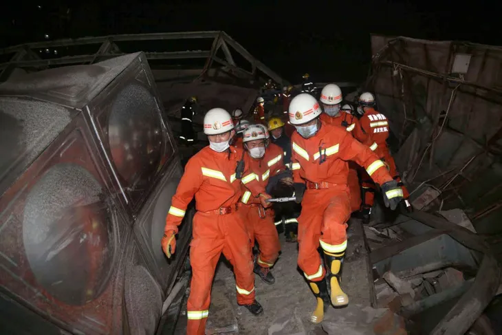 Trung Quốc: Sập khách sạn đang cách ly người nghi nhiễm COVID-19, 70 người bị mắc kẹt - Ảnh 4. Trung Quốc: Sập khách sạn đang cách ly người nghi nhiễm COVID-19, 70 người bị mắc kẹt - Ảnh 4.