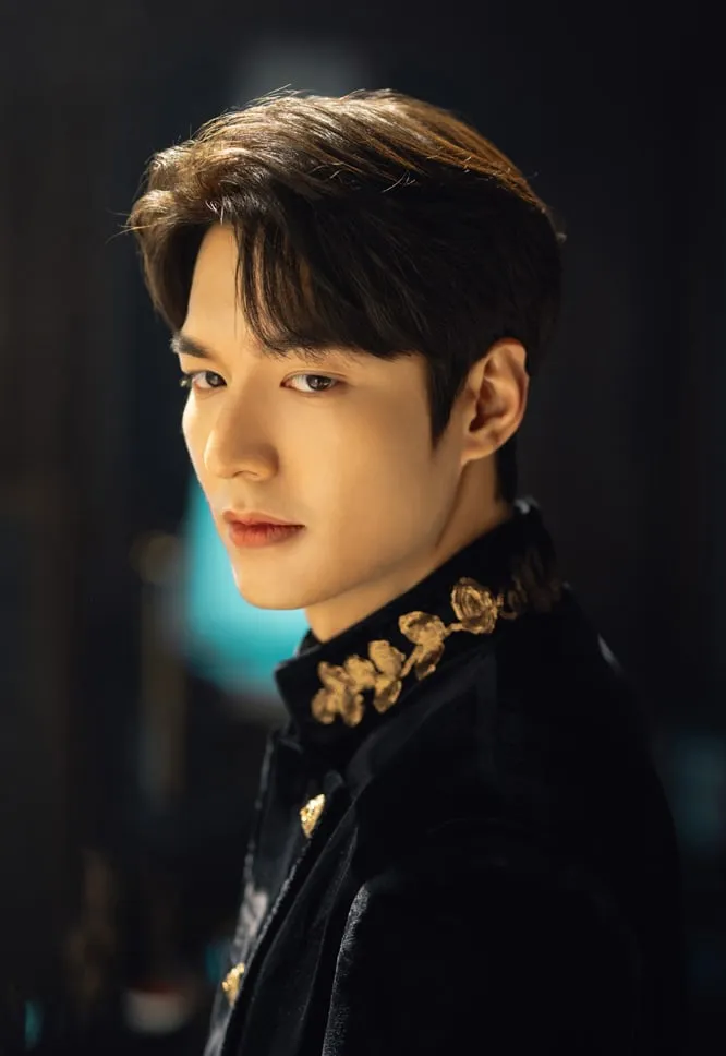 The King: Eternal Monarch tung tạo hình nhân vật, Lee Min Ho cực hút mắt - Ảnh 1. The King: Eternal Monarch tung tạo hình nhân vật, Lee Min Ho cực hút mắt - Ảnh 1.