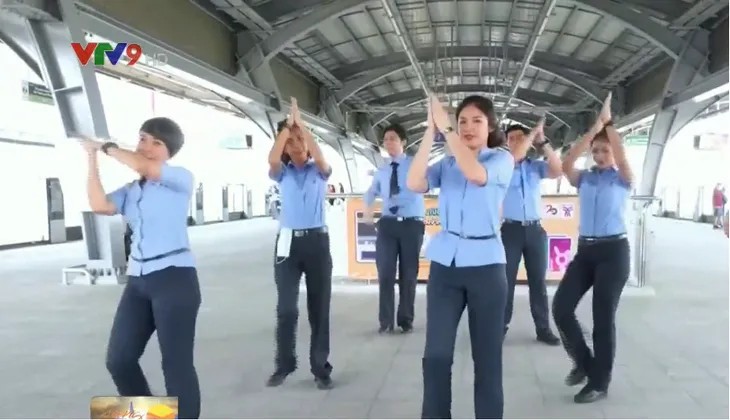 Thái Lan: Nhân viên tàu điện nhảy múa tuyên truyền về COVID-19 - Ảnh 2. Thái Lan: Nhân viên tàu điện nhảy múa tuyên truyền về COVID-19 - Ảnh 2.