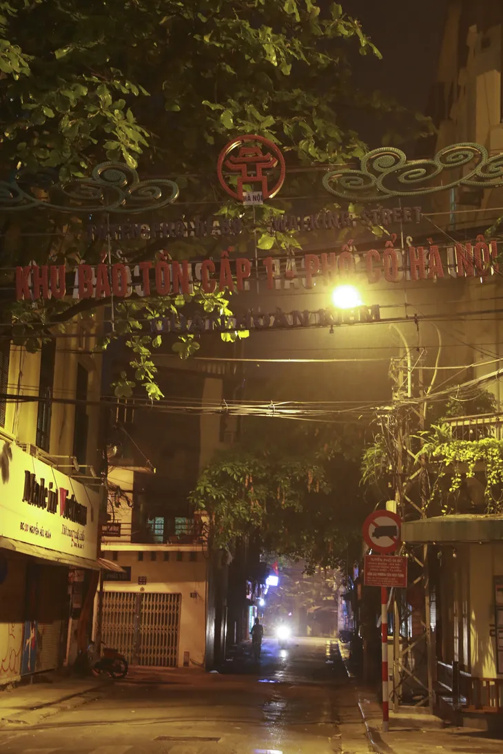 Dịch COVID-19: Hà Nội vắng lặng như tờ trong ngày đầu thực hiện Chỉ thị 16 của Thủ tướng Chính phủ - Ảnh 12.