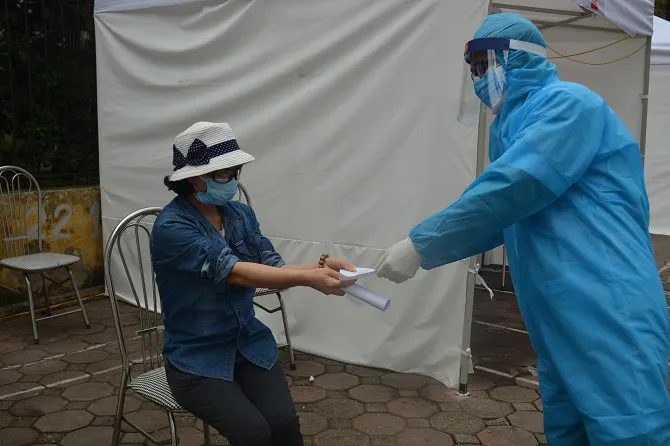 Hà Nội: Trạm xét nghiệm nhanh COVID-19 tại quận Hai Bà Trưng đi vào vận hành - Ảnh 4. Hà Nội: Trạm xét nghiệm nhanh COVID-19 tại quận Hai Bà Trưng đi vào vận hành - Ảnh 4.