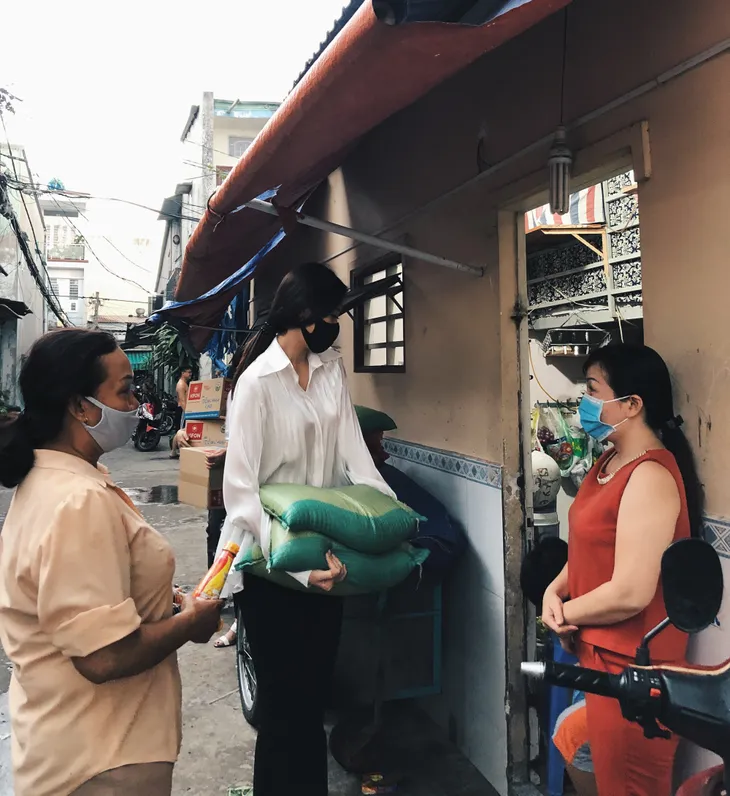 Hoa hậu Hoàn vũ Việt Nam Khánh Vân trao 200 phần quà cho người dân tại TP.HCM - Ảnh 2. Hoa hậu Hoàn vũ Việt Nam Khánh Vân trao 200 phần quà cho người dân tại TP.HCM - Ảnh 2.