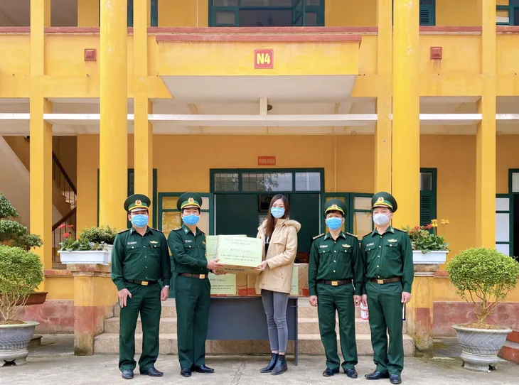 Hoa hậu Lương Thuỳ Linh tặng quà các chiến sĩ chống dịch tại cửa khẩu - Ảnh 7. Hoa hậu Lương Thuỳ Linh tặng quà các chiến sĩ chống dịch tại cửa khẩu - Ảnh 7.