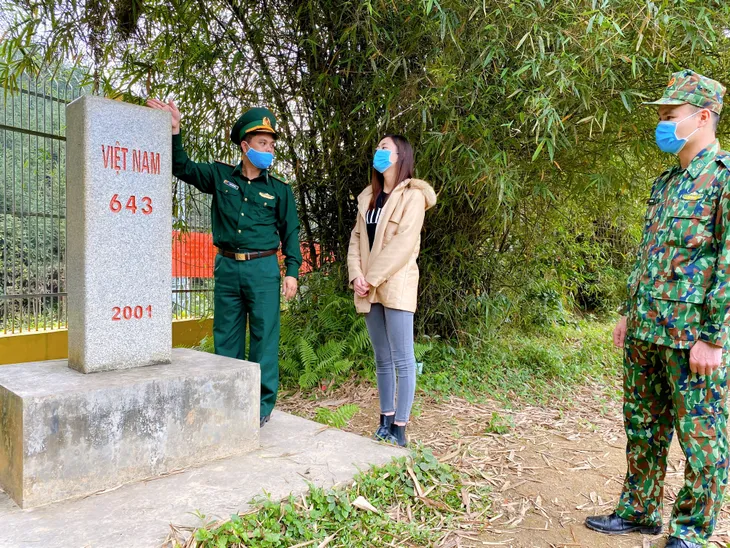 Hoa hậu Lương Thuỳ Linh tặng quà các chiến sĩ chống dịch tại cửa khẩu - Ảnh 5. Hoa hậu Lương Thuỳ Linh tặng quà các chiến sĩ chống dịch tại cửa khẩu - Ảnh 5.