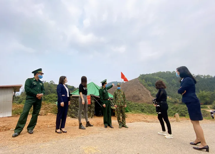 Hoa hậu Lương Thuỳ Linh tặng quà các chiến sĩ chống dịch tại cửa khẩu - Ảnh 6. Hoa hậu Lương Thuỳ Linh tặng quà các chiến sĩ chống dịch tại cửa khẩu - Ảnh 6.