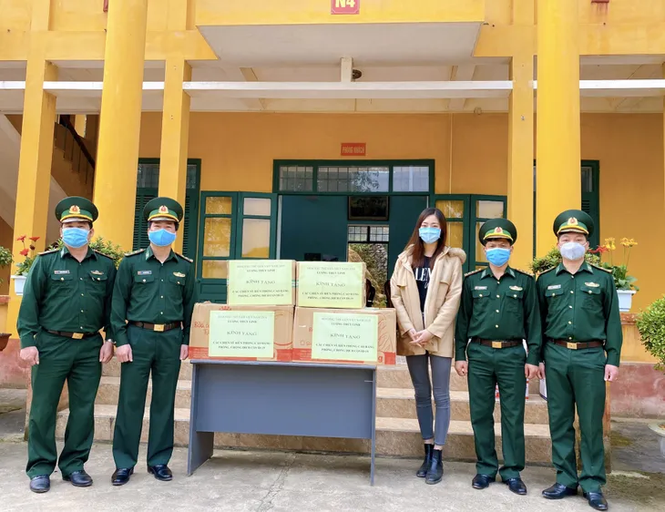 Hoa hậu Lương Thuỳ Linh tặng quà các chiến sĩ chống dịch tại cửa khẩu - Ảnh 8. Hoa hậu Lương Thuỳ Linh tặng quà các chiến sĩ chống dịch tại cửa khẩu - Ảnh 8.