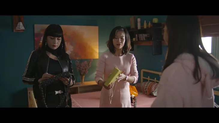 Nhà trọ Balanha - Tập 11: Nhi ngây thơ bị lừa mất 2 chiếc túi hàng hiệu đắt tiền - Ảnh 4. Nhà trọ Balanha - Tập 11: Nhi ngây thơ bị lừa mất 2 chiếc túi hàng hiệu đắt tiền - Ảnh 4.