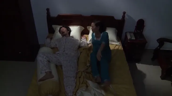 Những nàng dâu nổi loạn - Tập 1: Giữa đêm, mẹ chồng khó tính bắt cả nhà điểm danh - Ảnh 1. Những nàng dâu nổi loạn - Tập 1: Giữa đêm, mẹ chồng khó tính bắt cả nhà điểm danh - Ảnh 1.