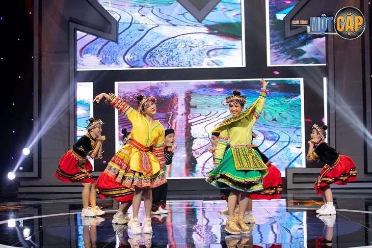 Loạt đồ đôi tuyệt đẹp của Thu Hoài - Dương Hoàng Yến trong Trời sinh một cặp - Ảnh 12. Loạt đồ đôi tuyệt đẹp của Thu Hoài - Dương Hoàng Yến trong Trời sinh một cặp - Ảnh 12.
