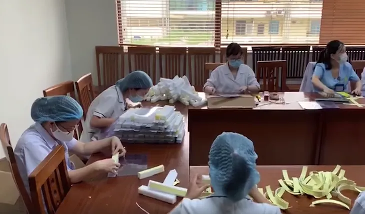 Các bác sĩ Viện Nhi Trung ương tự may mũ che mặt phòng dịch COVID-19 - Ảnh 2. Các bác sĩ Viện Nhi Trung ương tự may mũ che mặt phòng dịch COVID-19 - Ảnh 2.