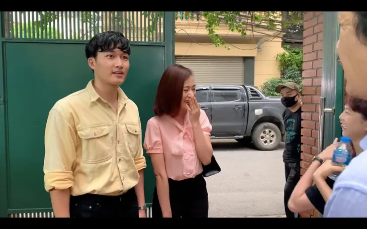 Những ngày không quên: Ngập tiếng cười trong hậu trường cảnh cặp đôi Khoa - Uyên đi mời cưới - Ảnh 2. Những ngày không quên: Ngập tiếng cười trong hậu trường cảnh cặp đôi Khoa - Uyên đi mời cưới - Ảnh 2.