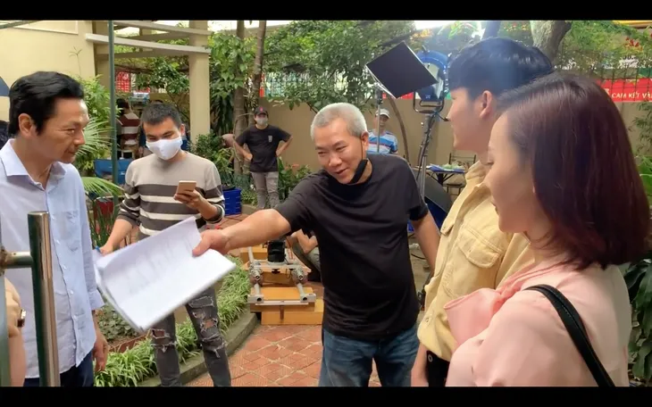 Những ngày không quên: Ngập tiếng cười trong hậu trường cảnh cặp đôi Khoa - Uyên đi mời cưới - Ảnh 3. Những ngày không quên: Ngập tiếng cười trong hậu trường cảnh cặp đôi Khoa - Uyên đi mời cưới - Ảnh 3.