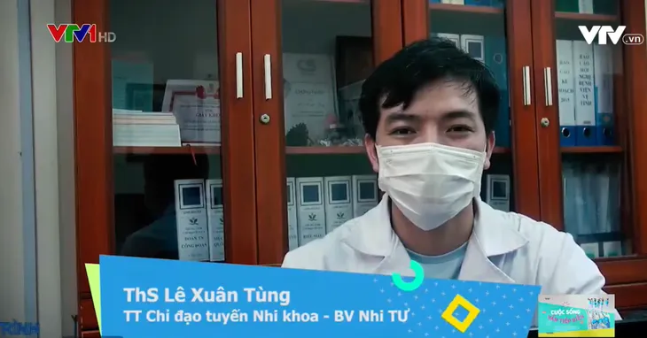 Các bác sĩ Viện Nhi Trung ương tự may mũ che mặt phòng dịch COVID-19 - Ảnh 1. Các bác sĩ Viện Nhi Trung ương tự may mũ che mặt phòng dịch COVID-19 - Ảnh 1.