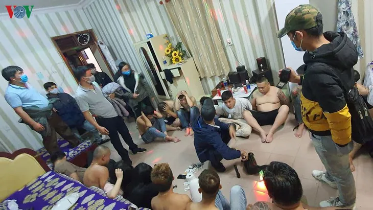 23 nam nữ thuê khách sạn để mở “tiệc ma túy“ giữa mùa dịch - Ảnh 1. 23 nam nữ thuê khách sạn để mở “tiệc ma túy“ giữa mùa dịch - Ảnh 1.