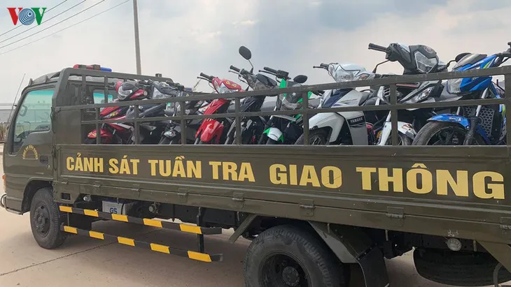 Gần 50 quái xế tụ tập đua xe ở Bình Dương - Ảnh 3. Gần 50 quái xế tụ tập đua xe ở Bình Dương - Ảnh 3.