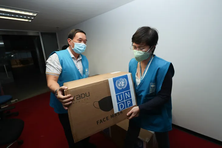 UNDP hỗ trợ Việt Nam 20.000 khẩu trang trong cuộc chiến chống dịch COVID-19 - Ảnh 4. UNDP hỗ trợ Việt Nam 20.000 khẩu trang trong cuộc chiến chống dịch COVID-19 - Ảnh 4.
