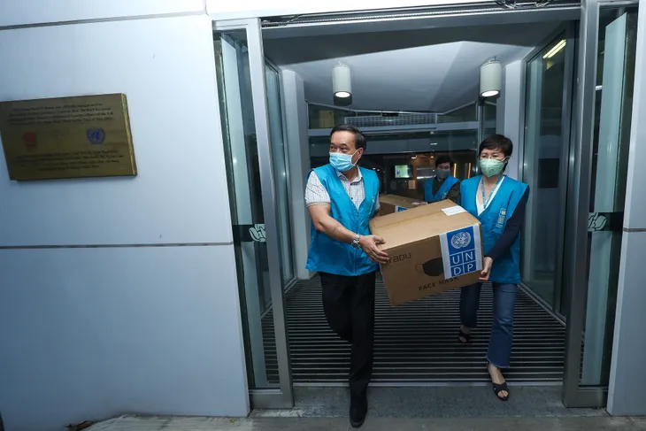 UNDP hỗ trợ Việt Nam 20.000 khẩu trang trong cuộc chiến chống dịch COVID-19 - Ảnh 5. UNDP hỗ trợ Việt Nam 20.000 khẩu trang trong cuộc chiến chống dịch COVID-19 - Ảnh 5.