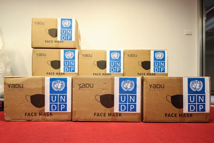UNDP hỗ trợ Việt Nam 20.000 khẩu trang trong cuộc chiến chống dịch COVID-19 - Ảnh 3. UNDP hỗ trợ Việt Nam 20.000 khẩu trang trong cuộc chiến chống dịch COVID-19 - Ảnh 3.
